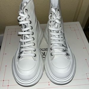 Wore 2x New w box comes w silver laces